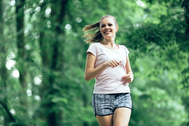 Beautiful female jogger in nature - Foto, Imagem