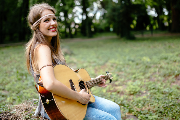 Nádherný hippie dívka hraje kytara - Fotografie, Obrázek