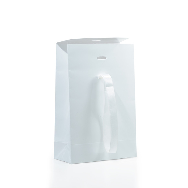 Paquete de bolsa de papel blanco aislado en blanco como fondo
 - Foto, Imagen