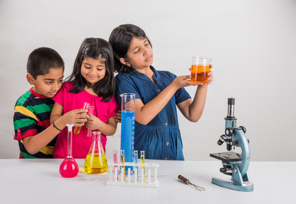 3 indische Kinder beim naturwissenschaftlichen Experiment, naturwissenschaftliche Ausbildung. asiatische Kinder und naturwissenschaftliche Experimente, Chemie-Experimente, indische Kinder und naturwissenschaftliche Experimente, indische Kinder und Wissenschaftslabor - Foto, Bild