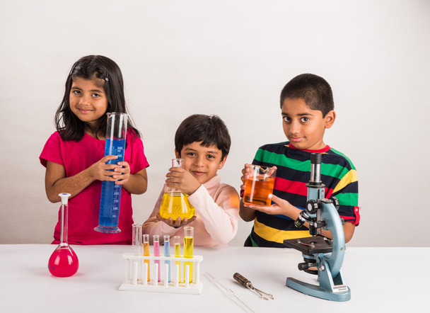 3 indyjskie dzieci robią eksperyment naukowy, nauka edukacja. Asian Kids i eksperymenty naukowe, eksperyment chemiczny, indyjskie dzieci i eksperymenty naukowe, indyjskie dzieci i laboratorium naukowe - Zdjęcie, obraz