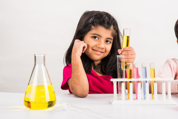 4 year old indian girl doing science experiment, science Education. asian kid and science experiment, chemistry experiment, indian girls and science experiments, indian girl and science - Valokuva, kuva