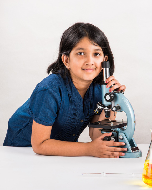 podivná indická dívka s mikroskopem, Asijská dívka s mikroskopem, roztomilá holčička s mikroskopem, 10 let stará indická dívka a vědecký experiment, dívka, která provádí vědecké experimenty, vědecká laboratoř - Fotografie, Obrázek