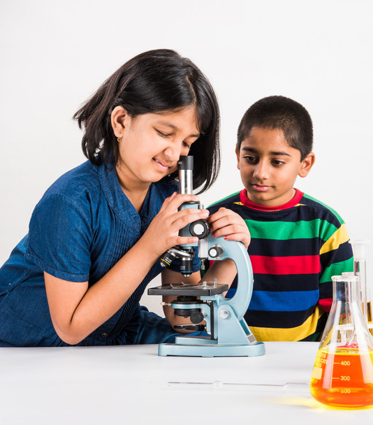 indische kleine Jungen und Mädchen, die naturwissenschaftliche Experimente machen, naturwissenschaftliche Ausbildung. asiatische Kinder und naturwissenschaftliche Experimente, Chemie-Experimente, indische Kinder und naturwissenschaftliche Experimente, indische Kinder und Wissenschaftslabor - Foto, Bild