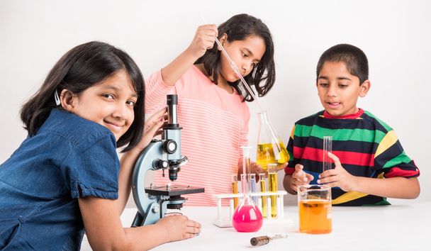 3 crianças indianas a fazer experiências científicas, educação científica. asiático crianças e ciência experimentos, química experimento, indiana crianças e ciência experimentos, indiana crianças e ciência laboratório
 - Foto, Imagem