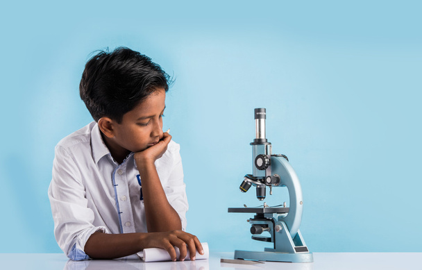 niño indio y microscopio, chico asiático con microscopio, lindo niño sosteniendo microscopio, niño indio de 10 años y experimento científico, niño haciendo experimentos científicos
 - Foto, Imagen
