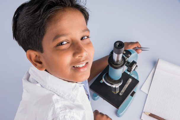 Indický chlapec a mikroskop, asijské chlapce s mikroskop, mikroskop hospodářství roztomilá holčička, 10 let starý indického chlapce a věda experiment, chlapec bádá experimenty - Fotografie, Obrázek