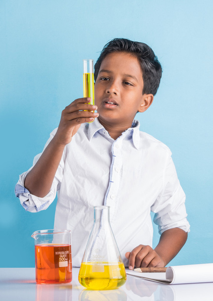 Hintli çocuk ve kimya deney, Asya çocuk Kimya deney yapıyor, Hintli çocuk ve bilimsel deney, test tüpü çocukla - Fotoğraf, Görsel