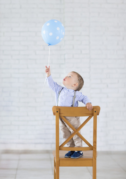 Cute little baby boy with one balloon - Fotoğraf, Görsel
