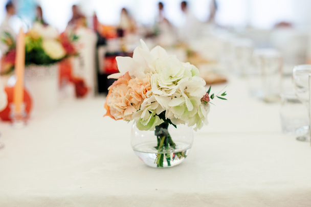 λουλούδια για το τραπέζι Συμπόσιο - Φωτογραφία, εικόνα
