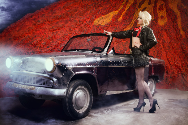 Pin Up Girl με ένα κλασικό αυτοκίνητο - Φωτογραφία, εικόνα