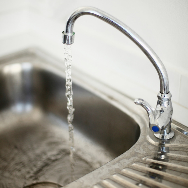 su kullanımı için lavabo musluğu açın - Fotoğraf, Görsel