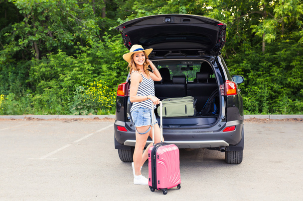 Mujer joven con maletas. Concepto de vacaciones. Viaje en coche. Viaje de verano
. - Foto, Imagen