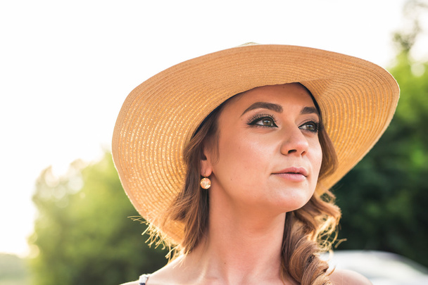 mosolygó nyári nő kalapban - Fotó, kép
