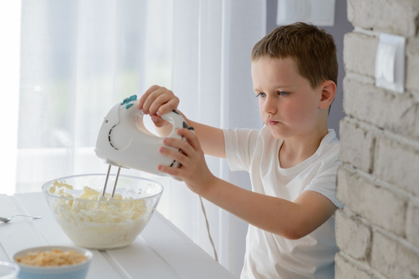 Dítě s elektrický mixér bílý tvaroh - Fotografie, Obrázek