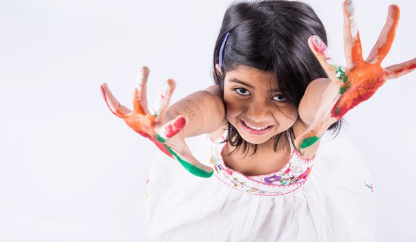fille mignonne montrant ses mains colorées, surpris. Jeune fille indienne avec palme peinte, asiatique fille et palme peinture, impression de palme
 - Photo, image