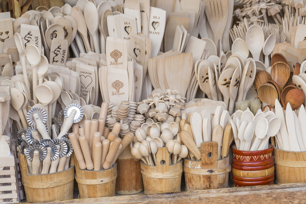 Chávenas, colheres, garfos e outros utensílios, esculpidos, de madeira
 - Foto, Imagem