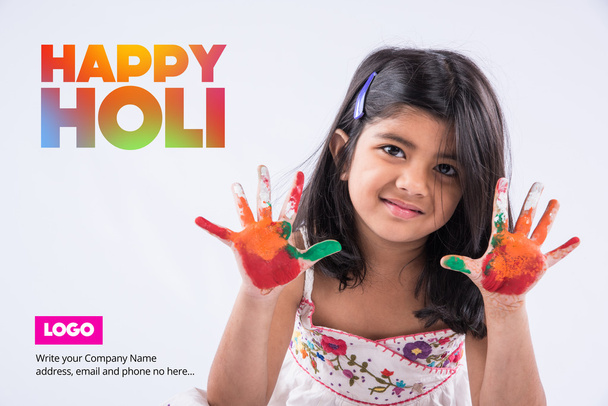 Happy Holi Üdvözlet - Aranyos kis indiai lány színes kezek, elszigetelt fehér háttér - Fotó, kép