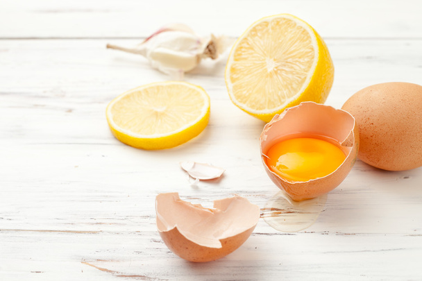 eggs, lemon, garlic and olive oil to prepare homemade food and c - Foto, Imagem