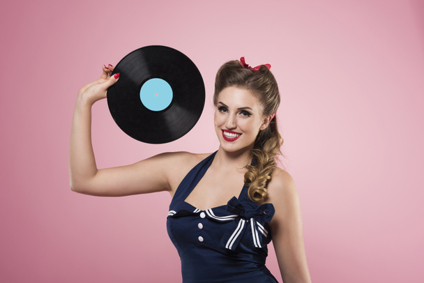 Pin up meisje vinyl record te houden  - Foto, afbeelding