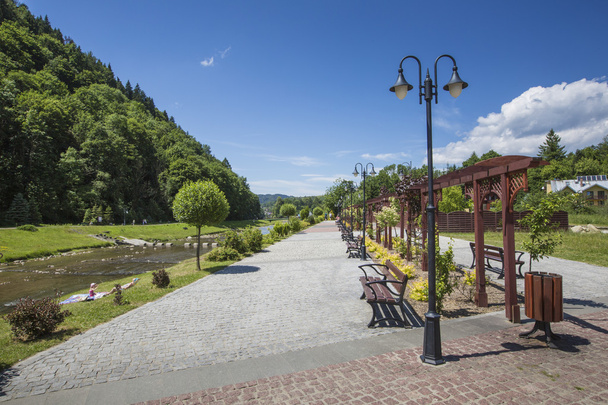 Promenade langs een rivier Szczawnica dorp op zonnige zomerdag,  - Foto, afbeelding