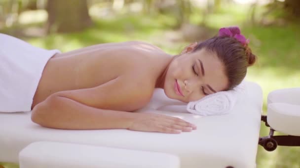 junge Frau im Urlaub genießt eine Wellness-Behandlung - Filmmaterial, Video