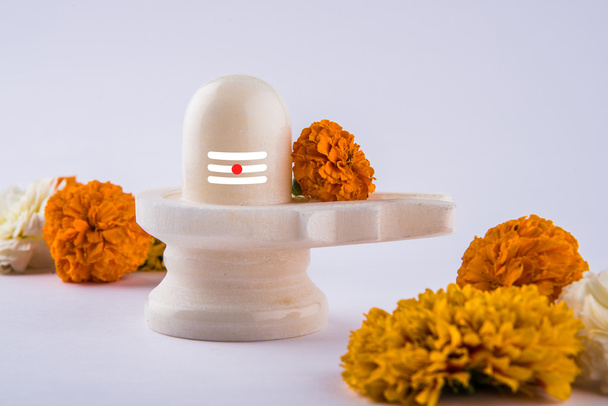 Shiva Linga koostuu mustasta kivestä koristeltu kukkia & Bael lehtiä tunnetaan Aegle marmelos, yli musta tausta, maha shiva ratri festivaali hindu God shankar tai shankar Bhagwan tai bholenath
 - Valokuva, kuva