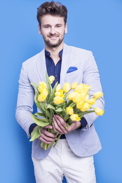 Muž hospodářství žluté tulipány - Fotografie, Obrázek