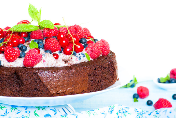 čokoládový dort s čerstvými bobulemi - Fotografie, Obrázek