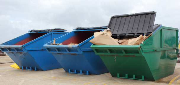 Saltos de residuos industriales
 - Foto, Imagen