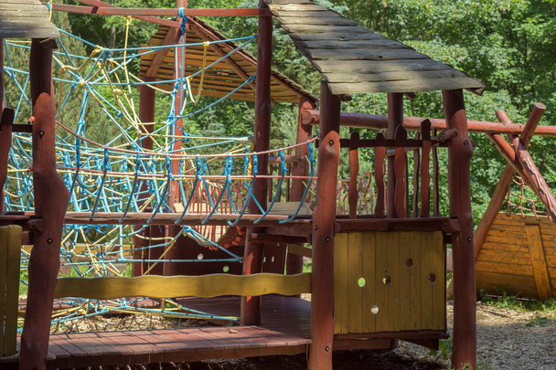 сучасний дитячий майданчик в парку
 - Фото, зображення