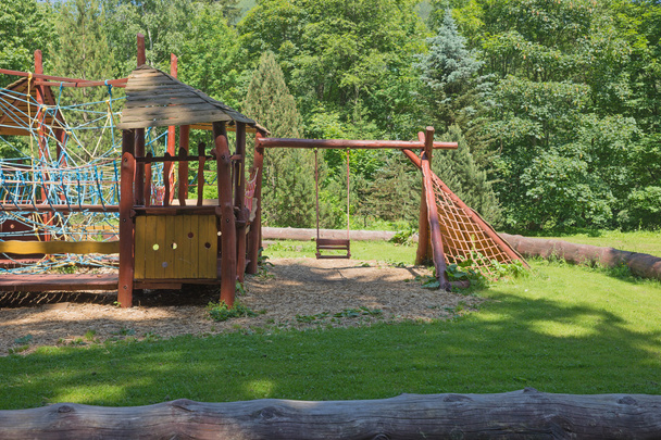 Aire de jeux moderne pour enfants dans le parc
 - Photo, image