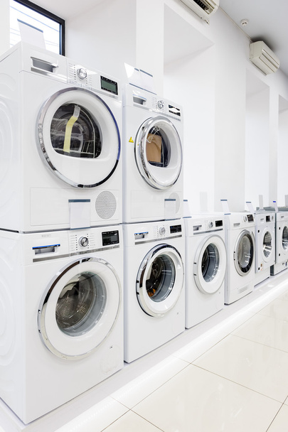 máquinas de lavar roupa na loja de aparelhos
 - Foto, Imagem