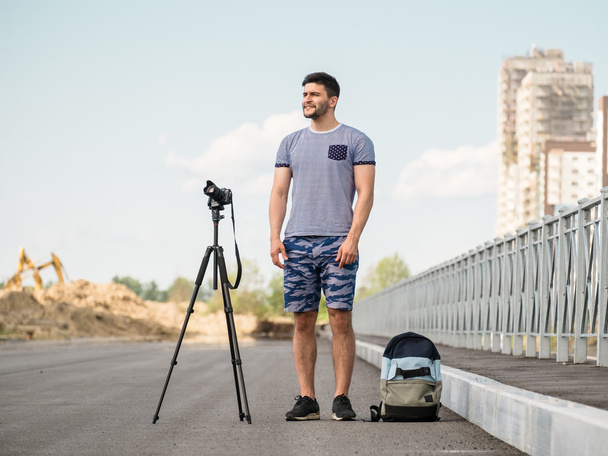 Man with camera on tripod - Zdjęcie, obraz