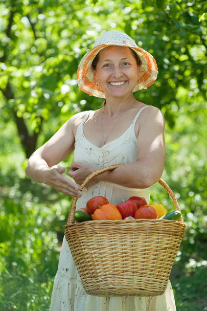 Woman with harvested vegetables - Foto, imagen