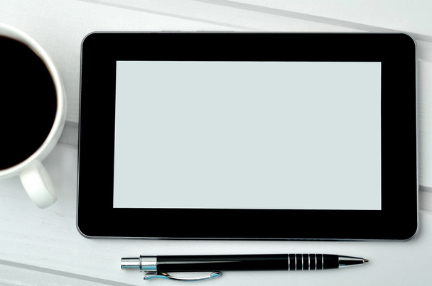 Цифровой планшет с чашкой кофе и ручкой
 - Фото, изображение