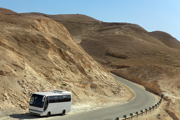 Autobús turístico por carretera desierta, Israel
 - Foto, imagen
