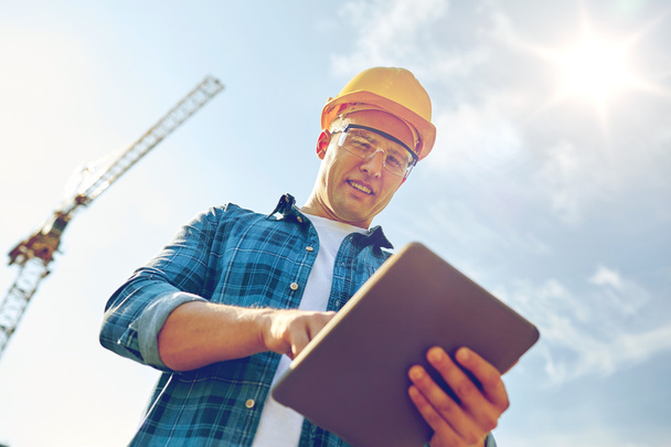 builder in hardhat with tablet pc  - Foto, immagini