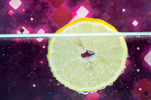 Лимон, занурений у воду
 - Фото, зображення