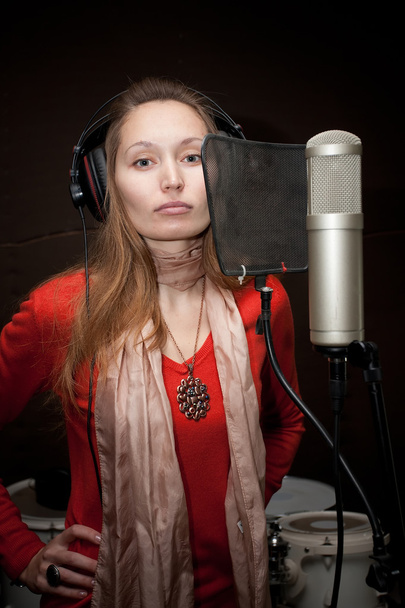 Chanteuse avec casque d'enregistrement en studio
 - Photo, image