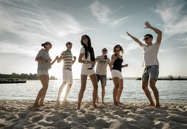 Друзья веселые танцы на пляже
  - Фото, изображение