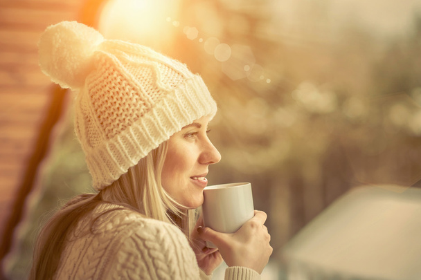 Nainen kupin kahvia talvella
 - Valokuva, kuva