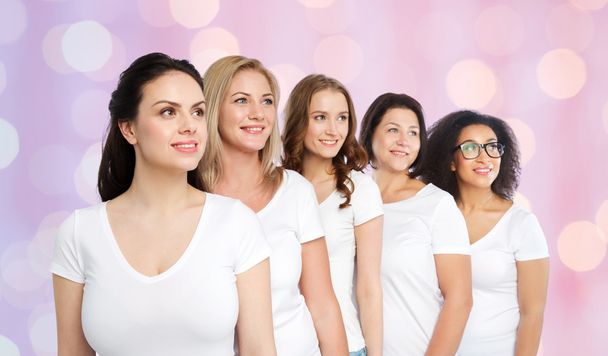 Grupa szczęśliwy różnych kobiet  - Zdjęcie, obraz