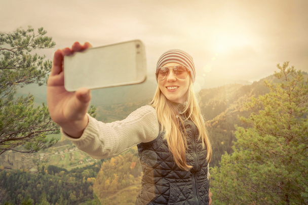Woman doing selfie in the mountains - Foto, Imagen