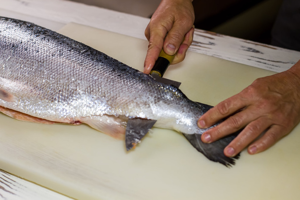 Küchenmesser schneidet rohen Fisch. - Foto, Bild