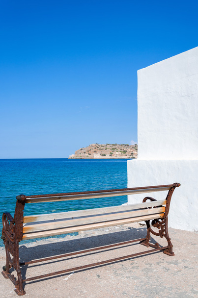 Вид на Фалонгу со скамейки в Plaka, Крит
. - Фото, изображение