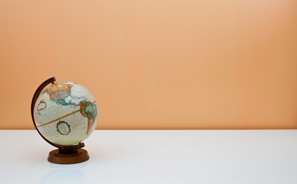 The globe on the students desk - Foto, Imagem