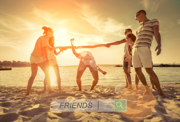 Přátelé zábavná hra na pláži při západu slunce. - Fotografie, Obrázek