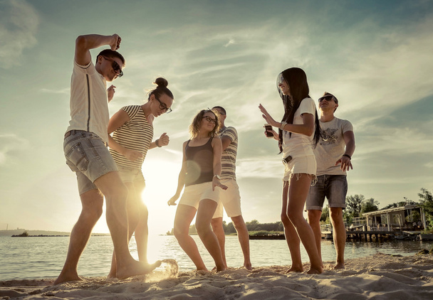 Amigos dança engraçada na praia
  - Foto, Imagem