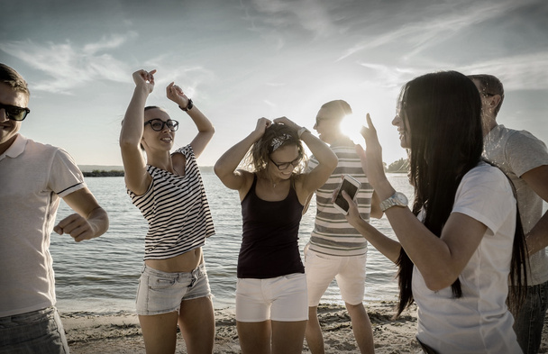 Amici divertente danza sulla spiaggia
  - Foto, immagini